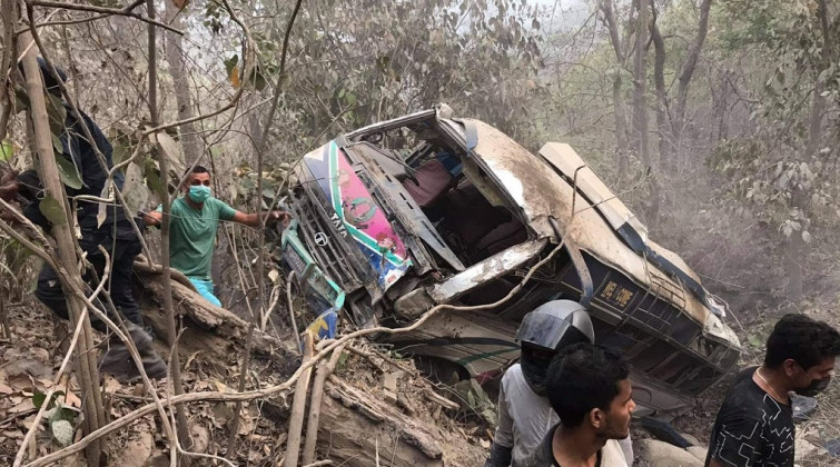 दाउन्नेमा बस दुर्घटना : चारको मृत्यु, ४९ घाइते